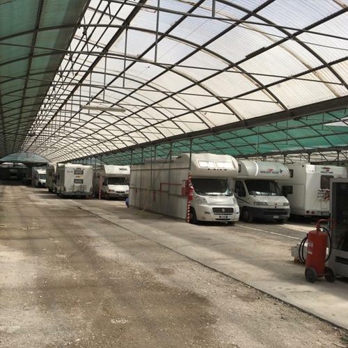 Serra usata come parcheggio camper